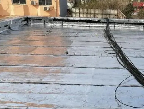 叶城卫生间漏水维修公司分享下叶城屋面楼顶防水刚性防水层施工要点。